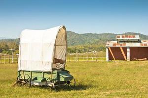 wagon couvert de pays photo