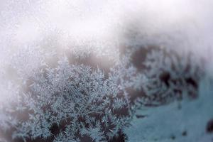 givre sur la vitre à la lumière du jour gros plan avec mise au point sélective photo