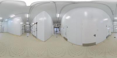 panorama sphérique complet et harmonieux à 360 degrés dans une projection équirectangulaire d'un couloir de bâtiment industriel blanc et propre photo