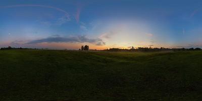 lever de soleil brumeux sur le panorama sphérique de la prairie photo