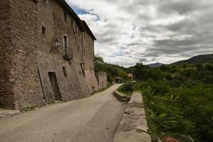 ancien village de macerino dans les montagnes ombriennes photo