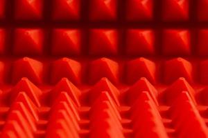 abstrait tapis de pyramides en silicone rouge fond gros plan photo