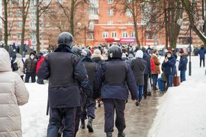 tula, russie 23 janvier 2021 réunion publique de masse en soutien à alexei navalny, groupe de policiers qui vont arrêter des manifestants. photo