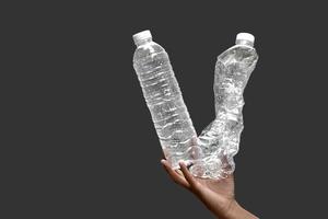 donner une bouteille en plastique pour recycler, réutiliser et réduire les objets afin de réduire les déchets et de garder notre environnement propre et clair pour tout le monde concept, mise au point douce et sélective. photo