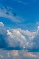 nuages d'été réguliers sur ciel bleu à la lumière du jour en europe continentale. gros plan avec téléobjectif photo