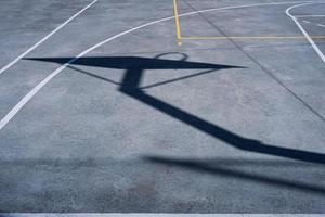 silhouette de panier de basket sur le terrain, équipement sportif photo