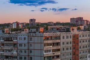 fenêtres, toits et façade d'un ensemble d'immeubles d'appartements en russie photo