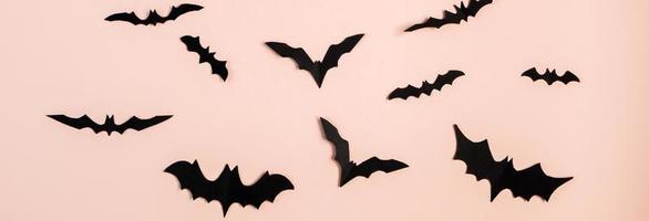 Joyeux Halloween. chauves-souris sur fond pastel rose. photo