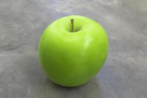 fruit sain pomme verte sur table en pierre se bouchent. photo