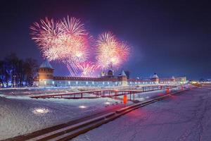 feux d'artifice de nuit d'hiver sur le kremlin et le quai upa à tula, russie à 2019 photo