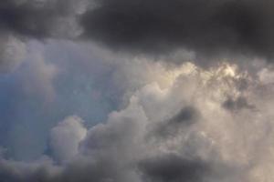 nuages d'orage dramatiques à la lumière du jour fond panoramique plein cadre photo