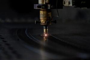 procédé de découpe laser industrielle de tôles photo