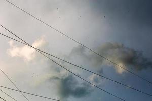 nuages après la tempête avec fond de fils photo