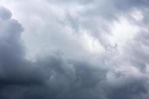 plein cadre nuages d'orage d'été fond solide photo