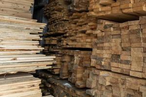 stockage de planches de bois sous un auvent avec de la neige et de la glace fondue sur le sol photo