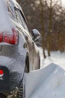 vue rapprochée de la voiture recouverte de neige et de dérive de neige sur sa roue photo