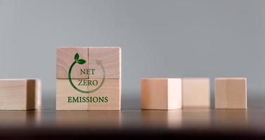 les entreprises visent zéro émission nette de gaz à effet de serre. concept de crédit carbone. certificat négociable pour conduire l'industrie vers de faibles émissions en termes de coût d'efficacité. cubes en bois avec réduction co2 photo