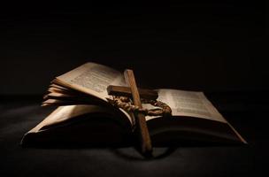 concept de spiritualité, de religion et d'espoir. sainte bible et croix sur le bureau. symbole d'humilité, de supplication, de croyance et de foi pour le peuple chrétien photo