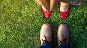 concept d'amour, section basse du couple s'embrassant dans le parc. vue de dessus photo