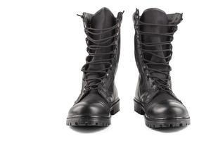 Paire de nouvelles bottes militaires légères noires isolées sur fond blanc photo