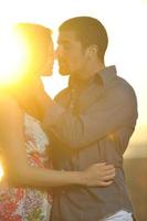 un jeune couple heureux passe un moment romantique sur la plage photo