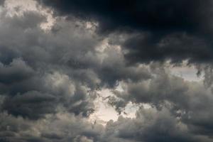 gris nuages d'orage entrant sombre toile de gros plan photo