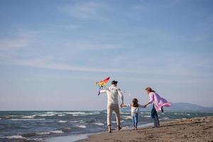 famille heureuse profitant de vacances pendant la journée d'automne photo