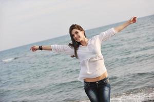 jeune femme profiter de la plage photo