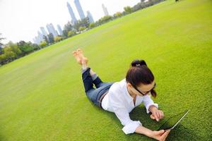 belle jeune femme avec tablette dans le parc photo