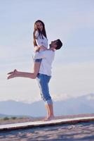 jeune couple sur la plage s'amuser photo