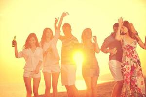 un groupe de jeunes profite d'une fête d'été à la plage photo