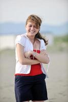 jeune femme se détendre sur la plage photo