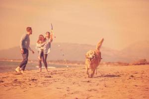 jeune famille heureuse profitant de vacances pendant la journée d'automne photo