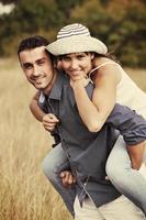 un jeune couple heureux passe un moment romantique en plein air photo