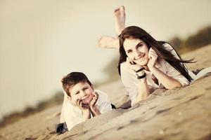 maman et fils se détendant sur la plage photo