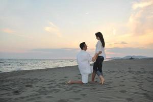 heureux jeune couple s'amuser sur la plage photo