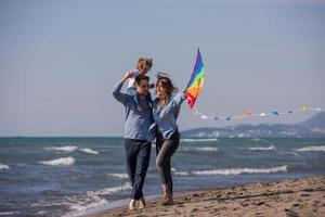 famille heureuse profitant de vacances pendant la journée d'automne photo