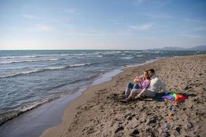 jeune couple profitant du temps ensemble à la plage photo