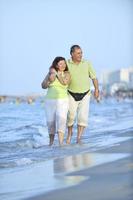 Heureux couple de personnes âgées sur la plage photo