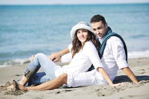 heureux jeune couple s'amuser sur la belle plage photo