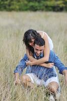 un jeune couple heureux passe un moment romantique en plein air photo