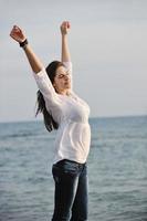 jeune femme profiter de la plage photo