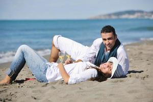 jeune couple profitant d'un pique-nique sur la plage photo