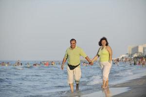 Heureux couple de personnes âgées sur la plage photo