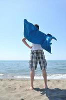 drôle de super-héros debout sur la plage photo