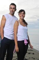 heureux jeune couple s'amuser sur la belle plage photo