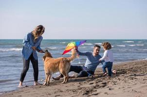 jeune famille heureuse profitant de vacances pendant la journée d'automne photo