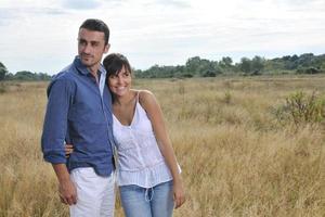 un jeune couple heureux passe un moment romantique en plein air photo