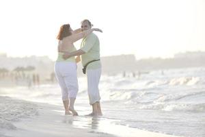 Heureux couple de personnes âgées sur la plage photo