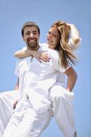 heureux jeune couple s'amuser sur la plage photo